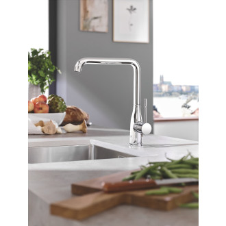 Dřezová baterie Grohe Essence s otočným ramínkem chrom 30505000