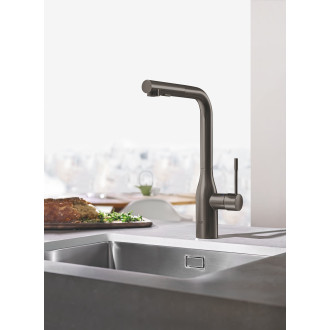 Dřezová baterie Grohe Essence s vytahovací sprškou, 2 proudy kartáčovaný Hard Graphite 30504AL0