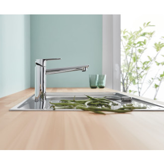 Dřezová baterie Grohe BauEdge 2020 s otočným ramínkem chrom 31693000