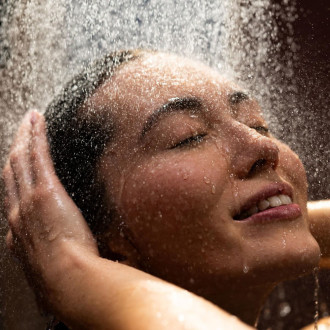Sprchový systém Hansgrohe Raindance Alive Q s termostatickou baterií leštěný vzhled zlata 24580990