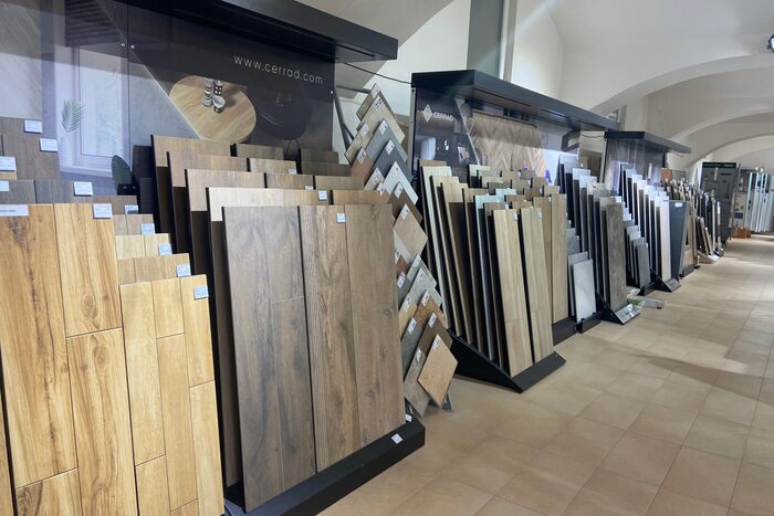 Výběr obkladů a dlažeb v showroomu HARKO
